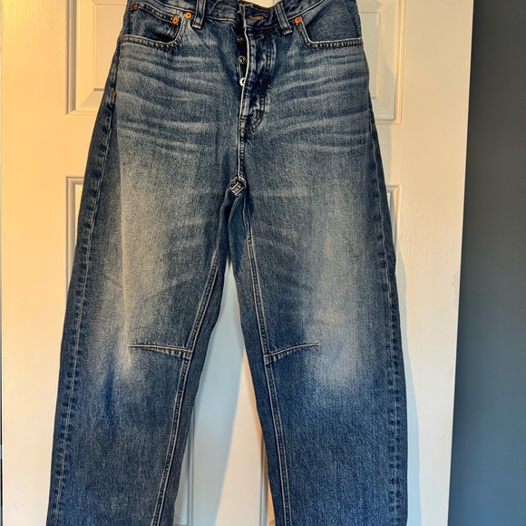 Madewell Darted Barrel Leg Jean (27) - Picture 8 of 14